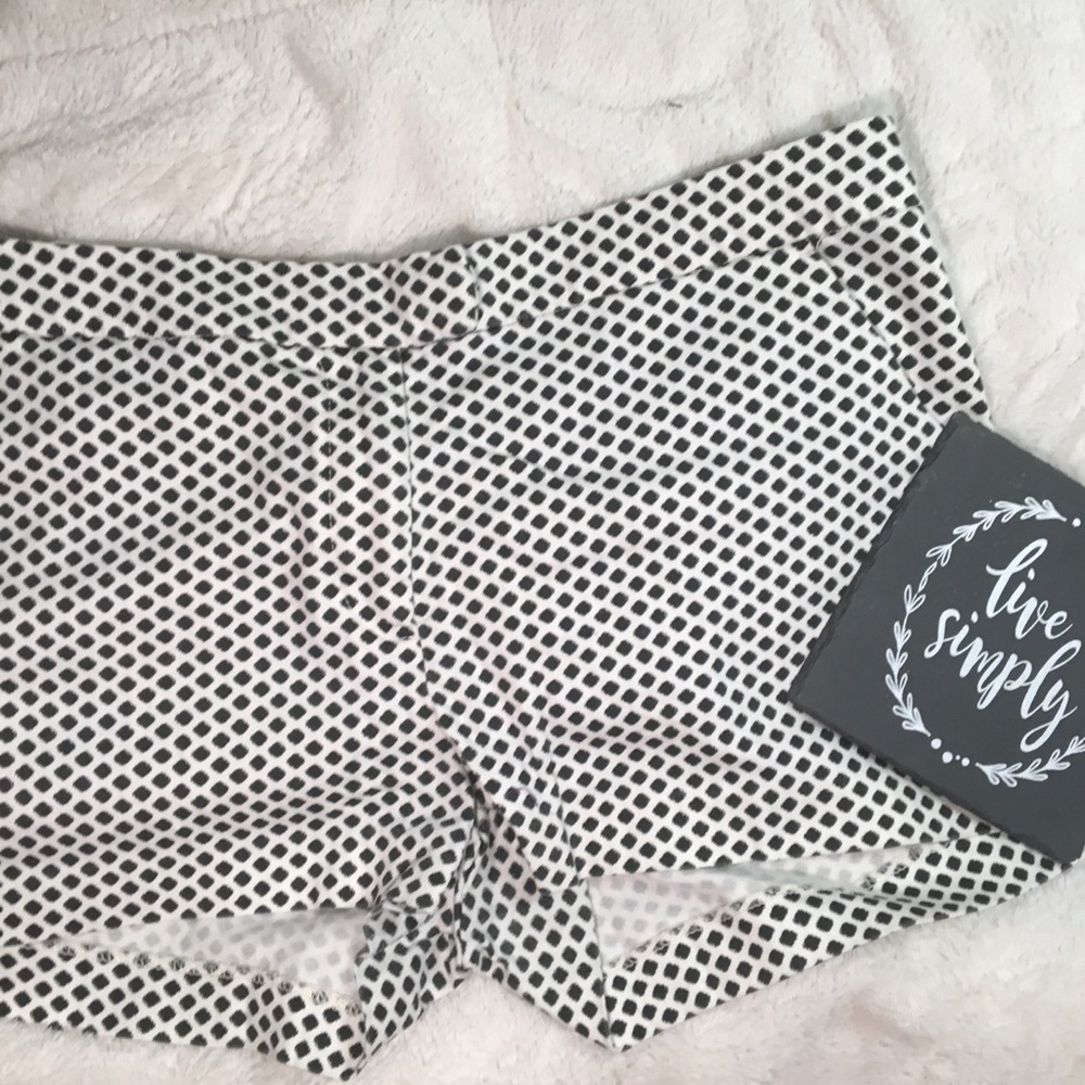 H&M BLACK AND WHITE PRINTED SHORTS🌺